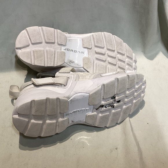 NIKE
JORDAN TRUNNER LX 'TRIPLE WHITE' 897992-100 - Picture 10 of 11